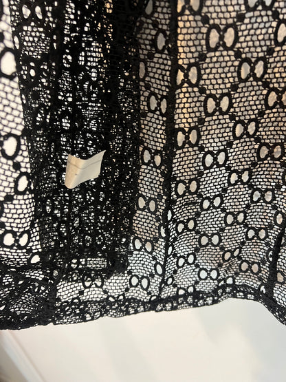 OTRAS. Chaqueta negra troquelada. T S/M