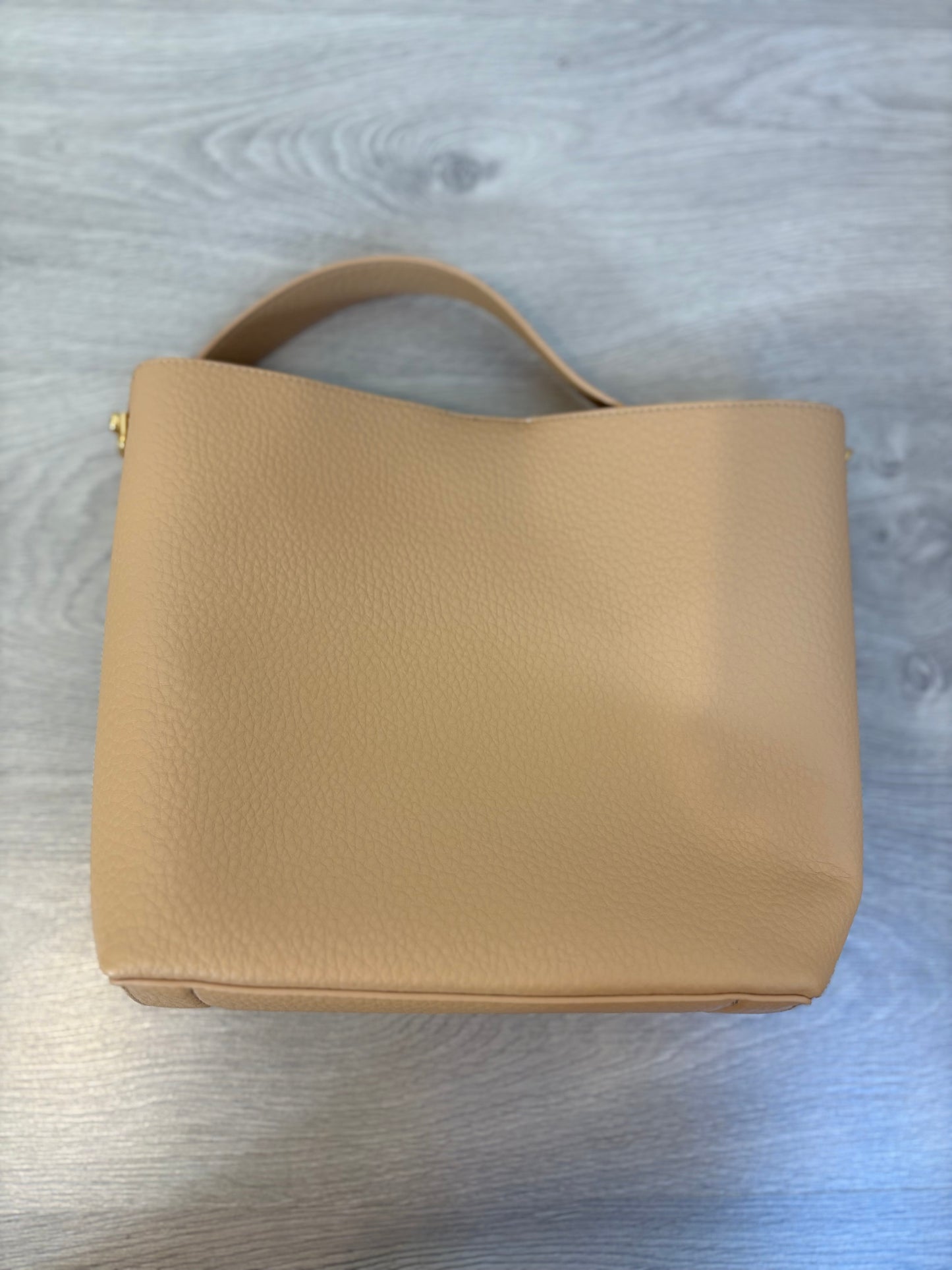 OTRAS. Bolso beige doble asa mediano