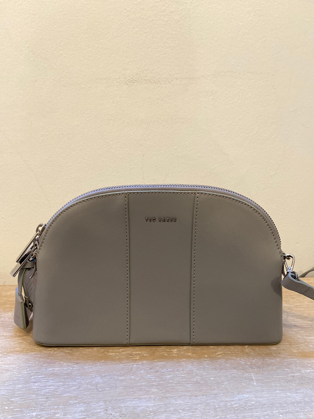 TED BAKER. Bolso gris claro asa larga