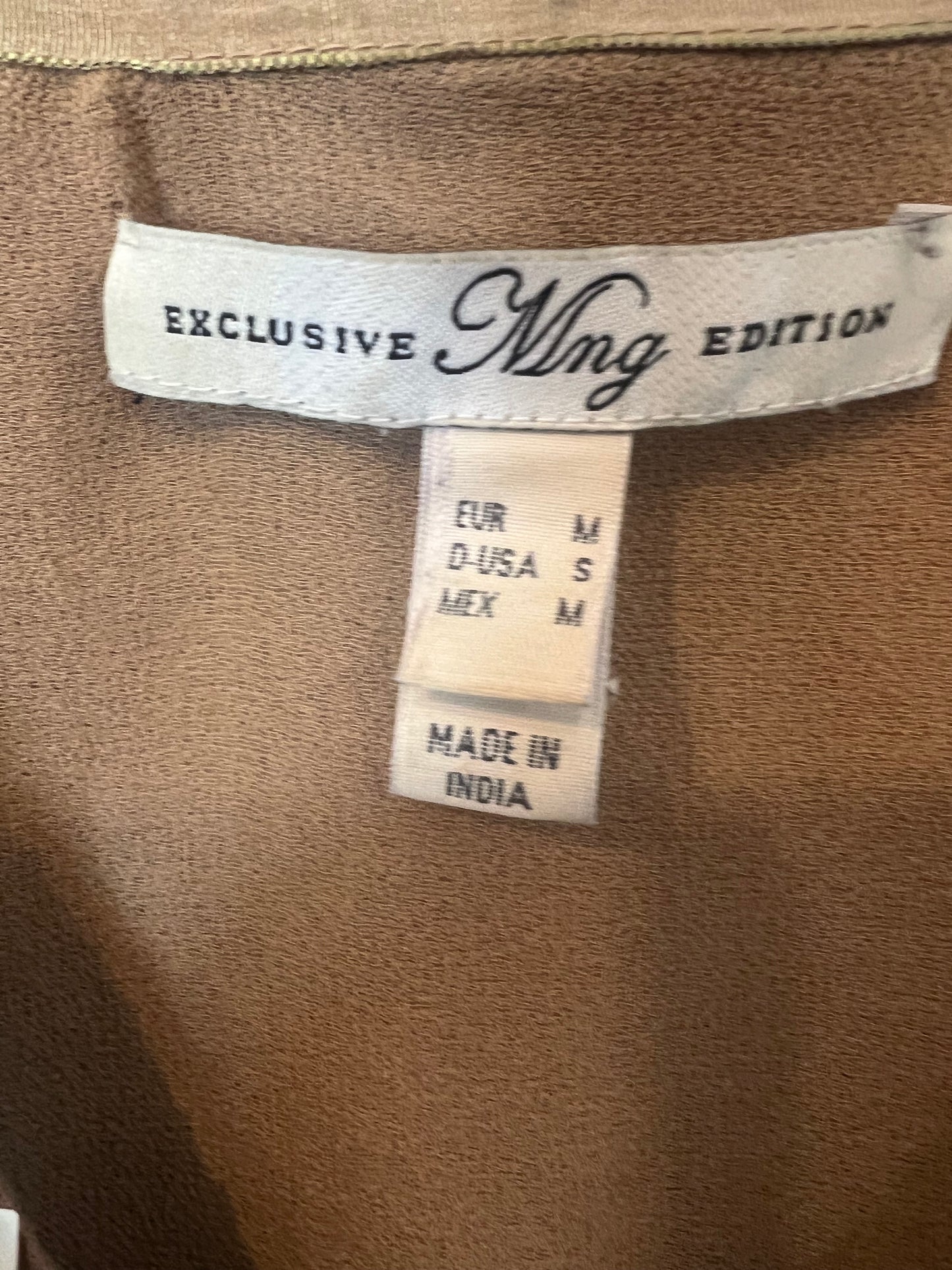 MANGO. Chaqueta corta lentejuelas doradas. T M