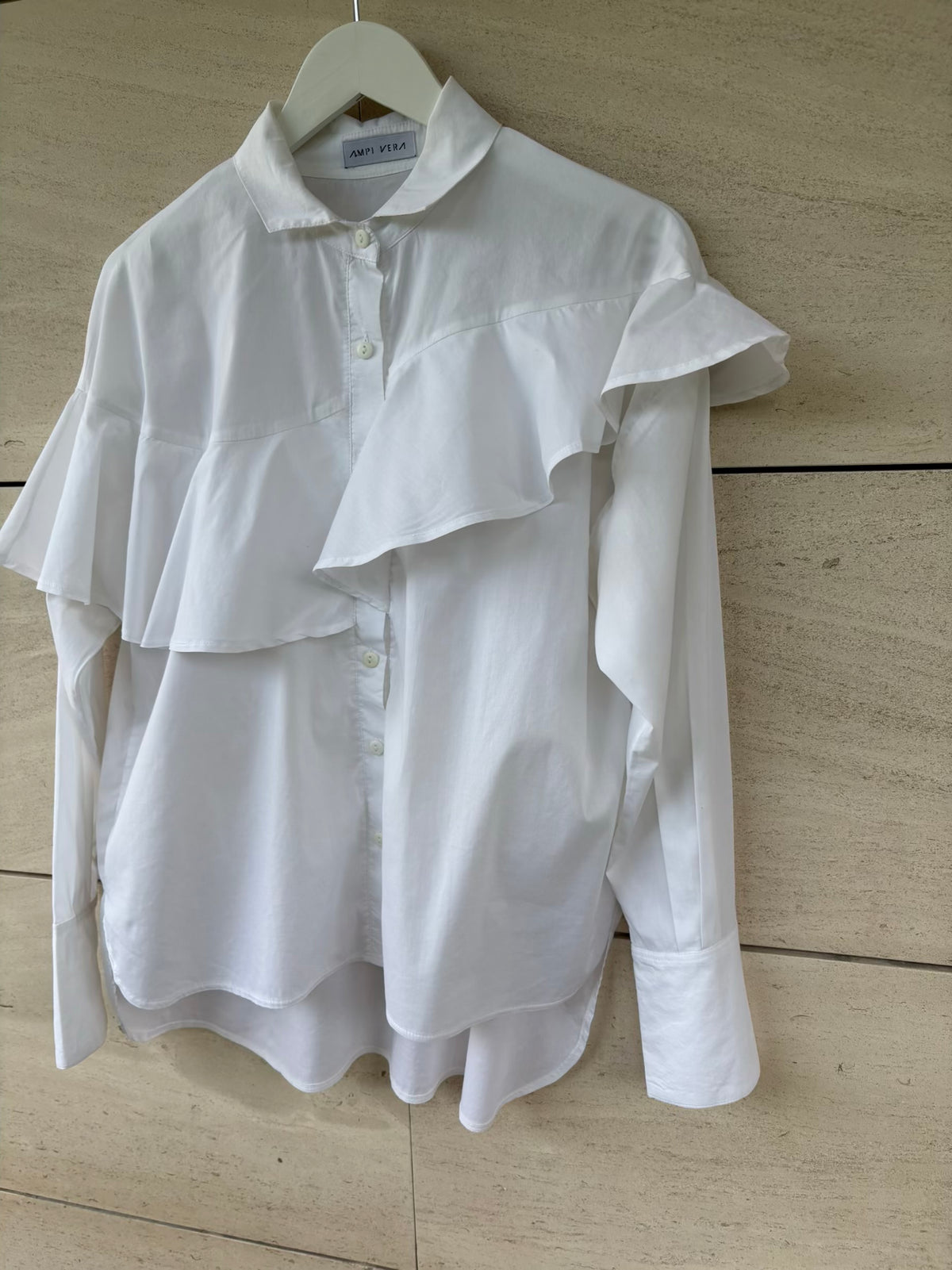 AMPI VERA. Blusa blanca fluida volante