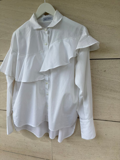 AMPI VERA. Blusa blanca fluida volante