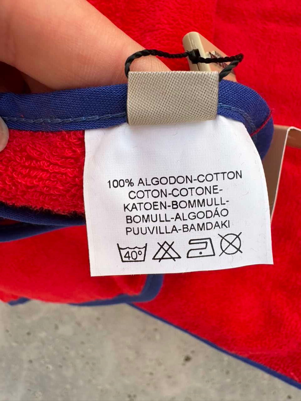 BURBERRY. Toalla de playa roja logo