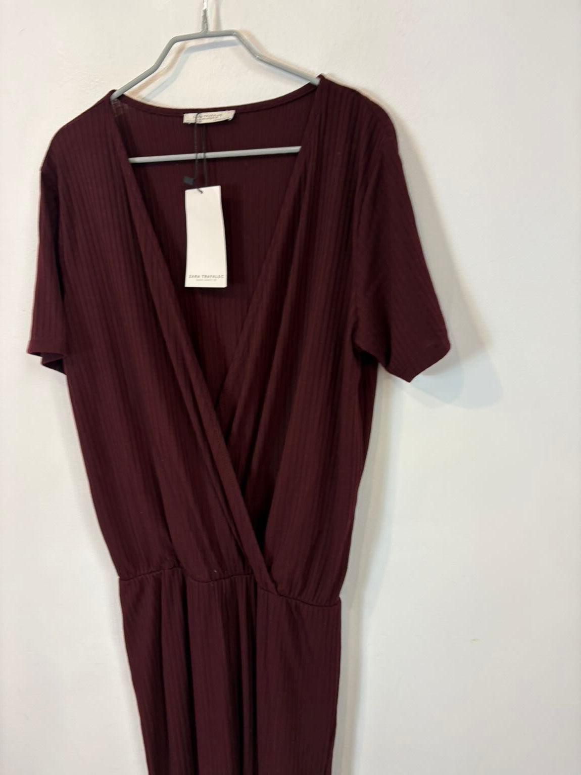 ZARA. Mono largo canalé fluido granate