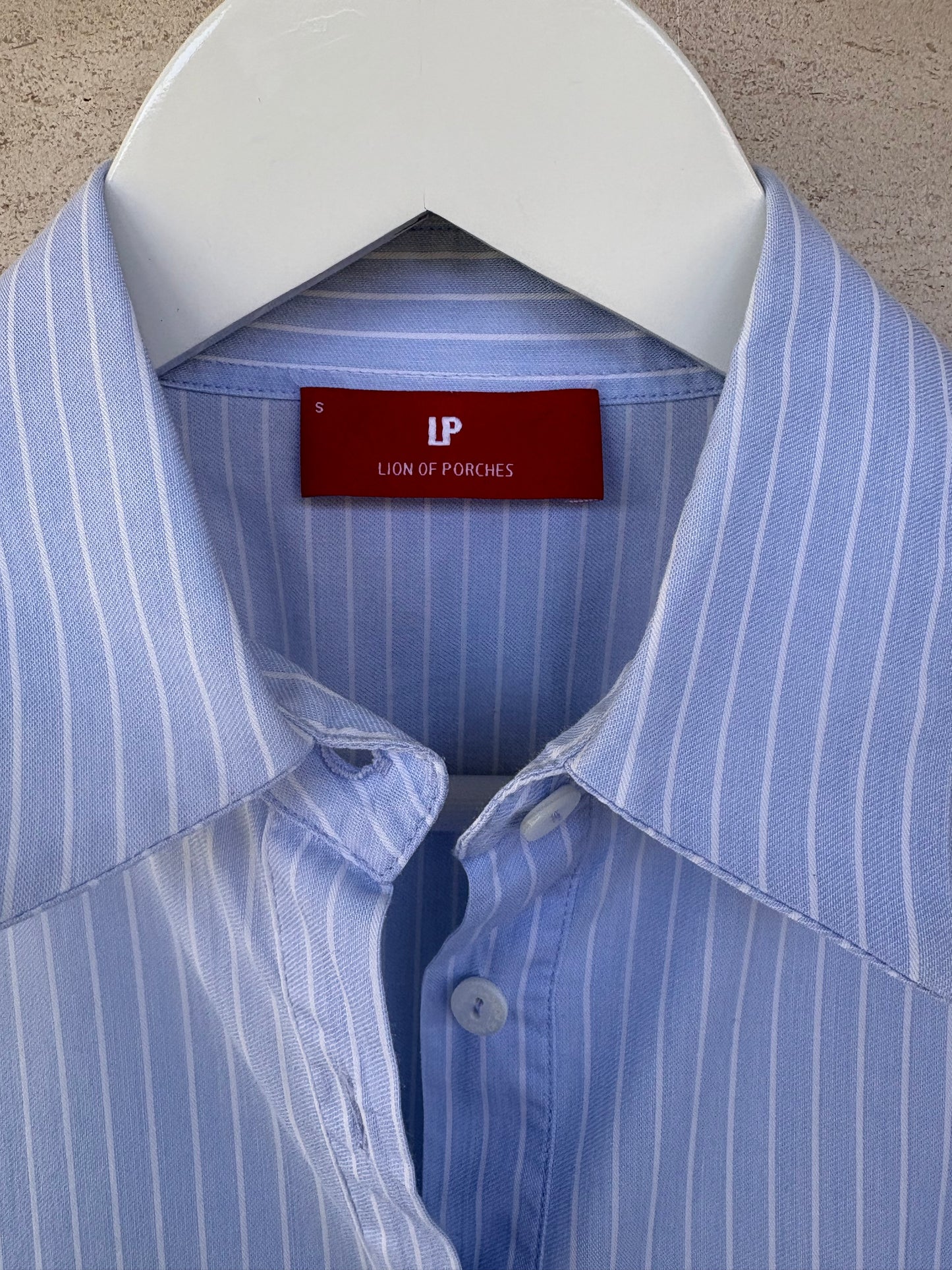 LION OF PORCHES. Camisa rayas volante