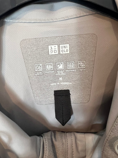 UNIQLO. Chaqueta gris impermeable. T M