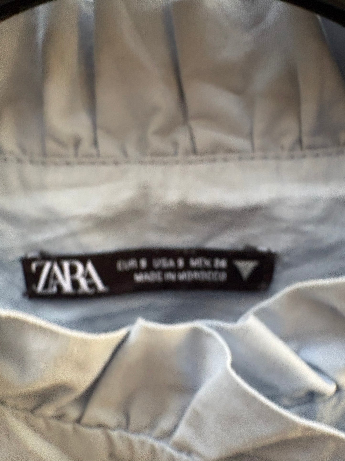 ZARA. Blusa azul volante
