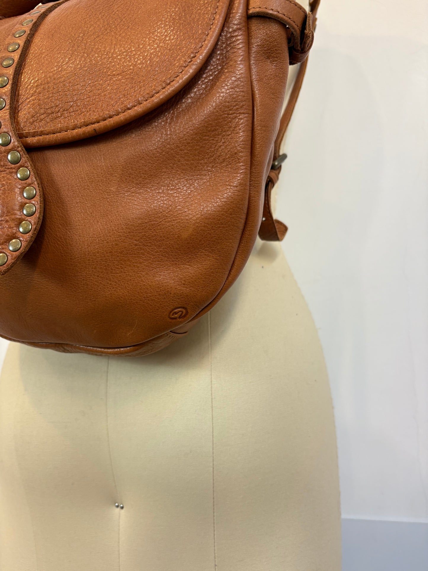 MICUIR. Mochila tachas camel