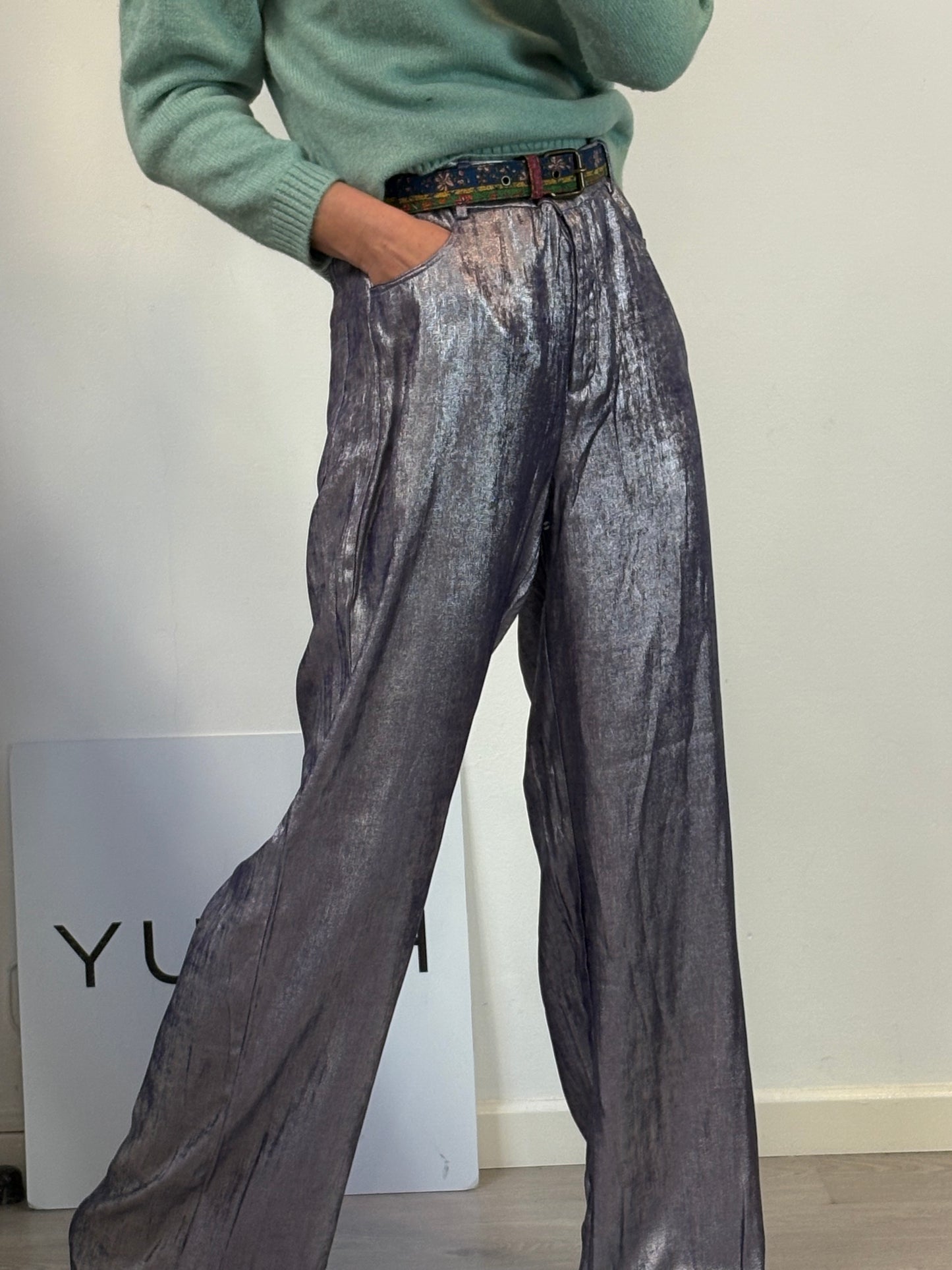 INTROPIA. Pantalón fluido brillo