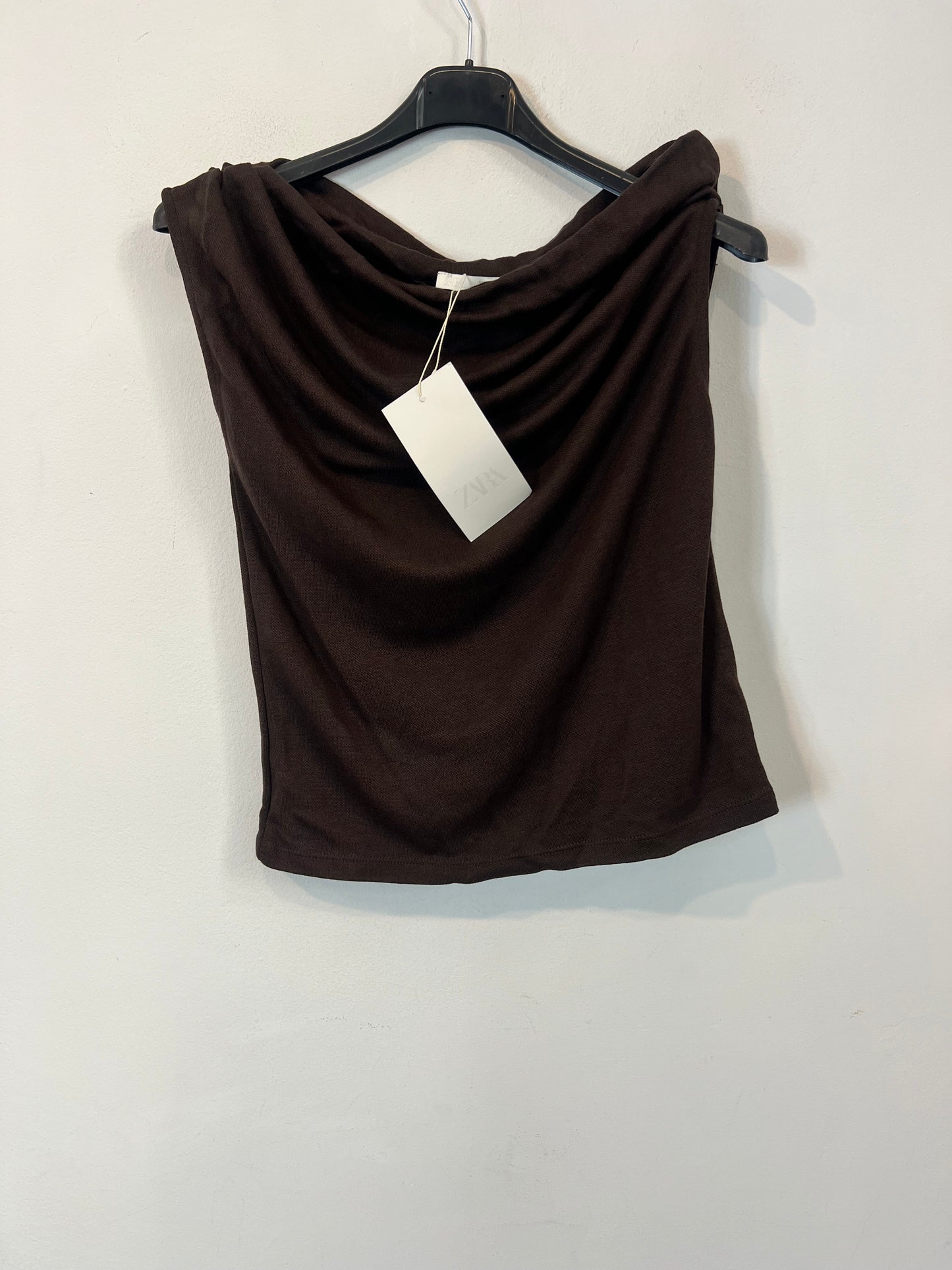ZARA. Top marrón cuello asimétrico