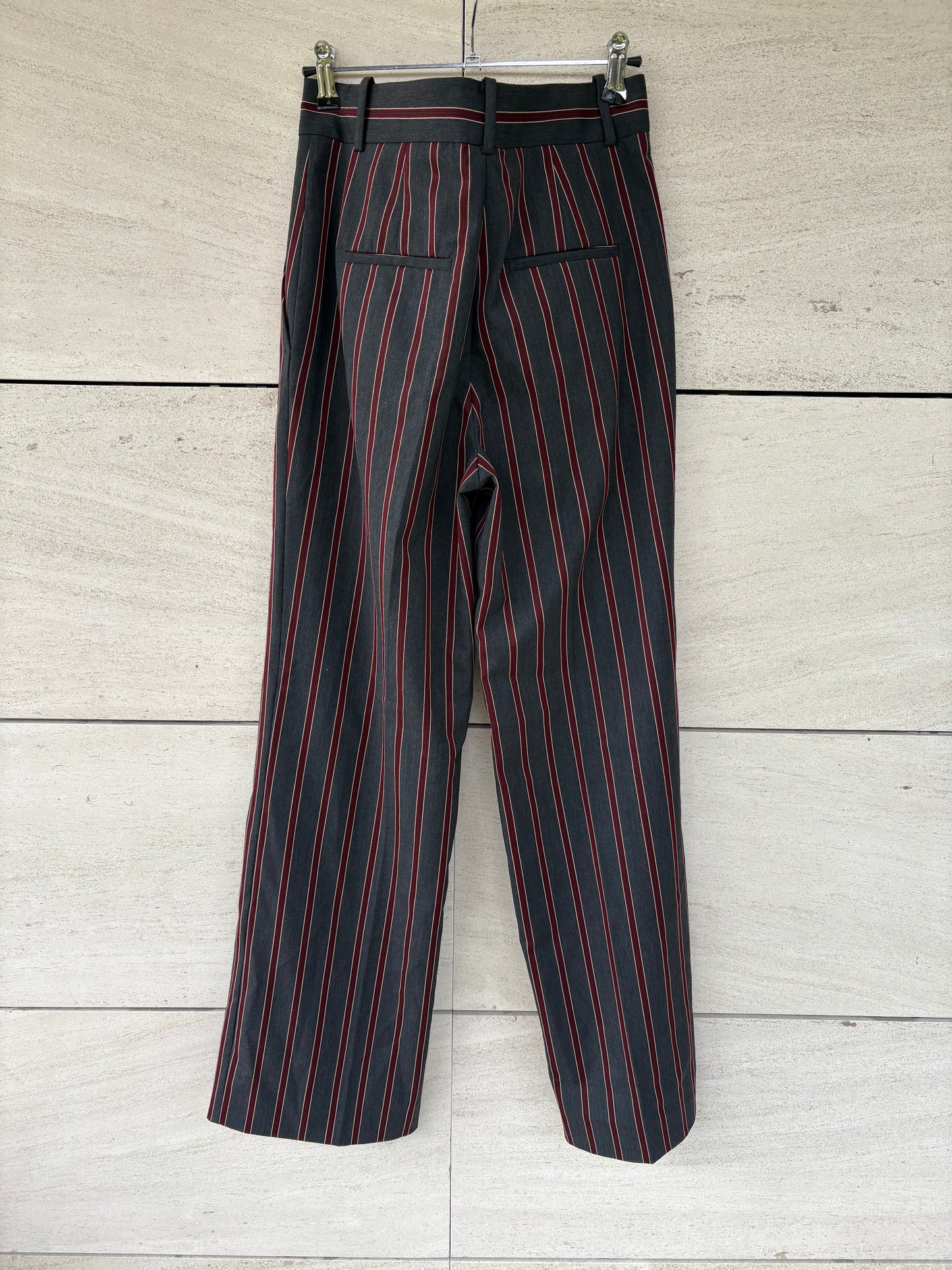 ZARA. Pantalón gris rayas burdeos