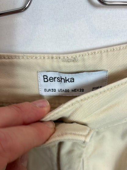 BERSHKA. Pantalón beige cargo.T 32