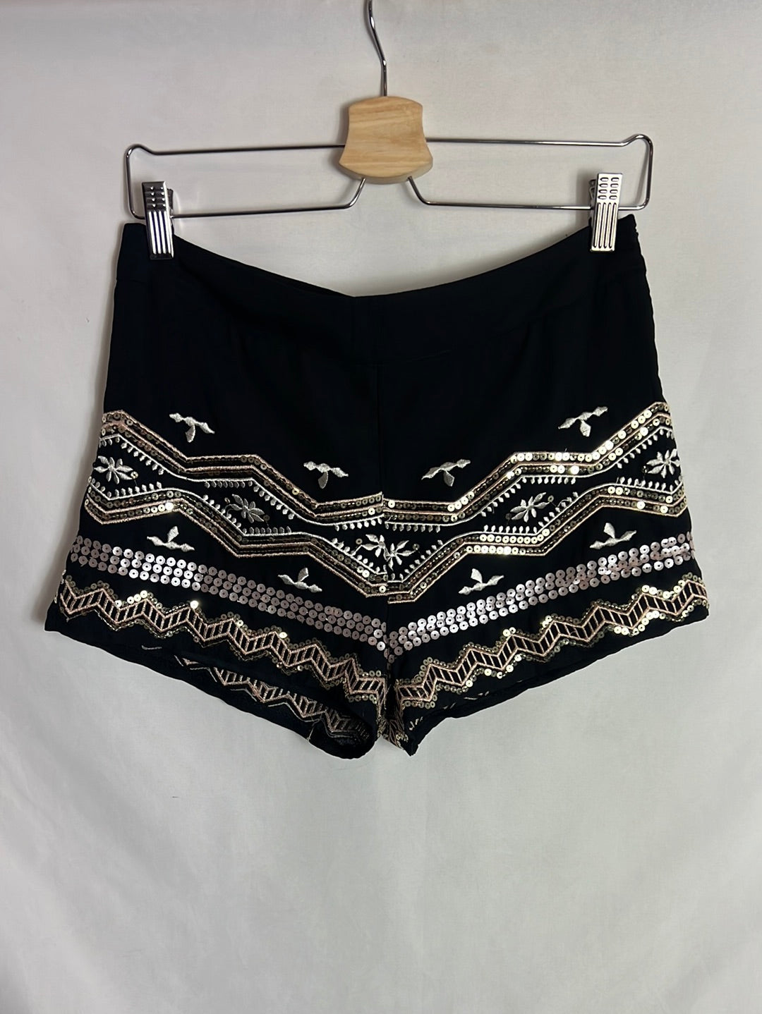 LILY WHITE. Pantalón corto negro bordados y lentejuelas. T M