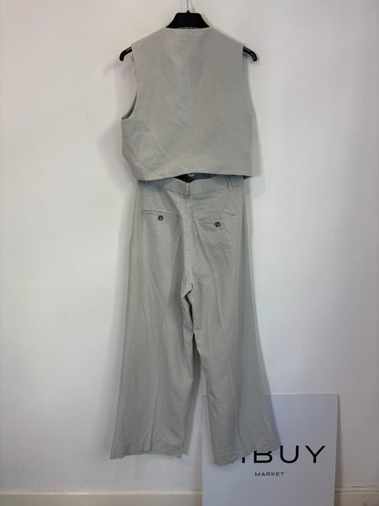 ZARA. Total look chaleco y pantalón azul claro