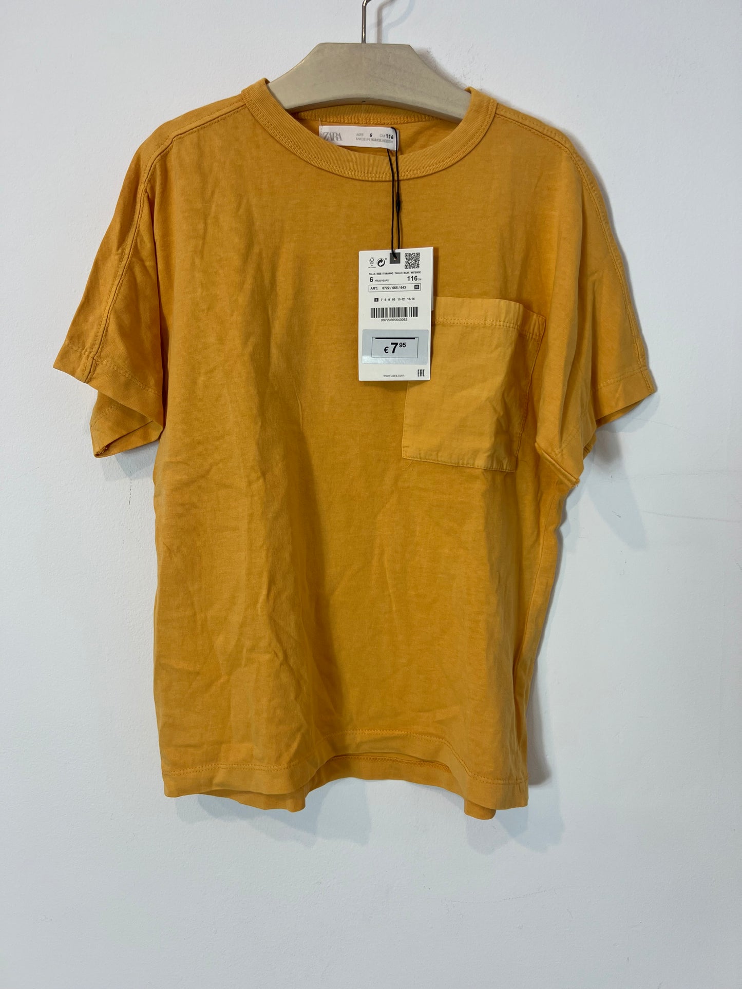 ZARA. Camiseta amarilla bolsillo. T 6 años