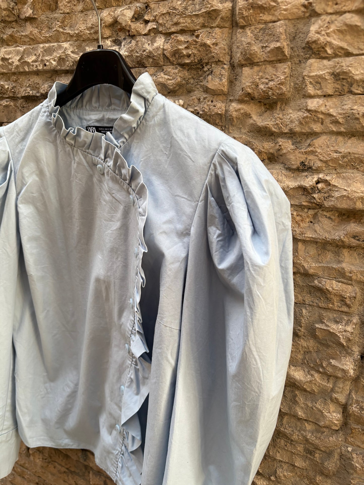 ZARA. Blusa azul volante