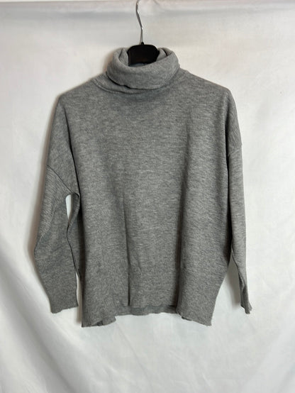 TRUCCO. Gray turtleneck sweater. TM