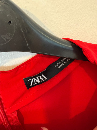 ZARA. Vestido midi rojo detalle escote