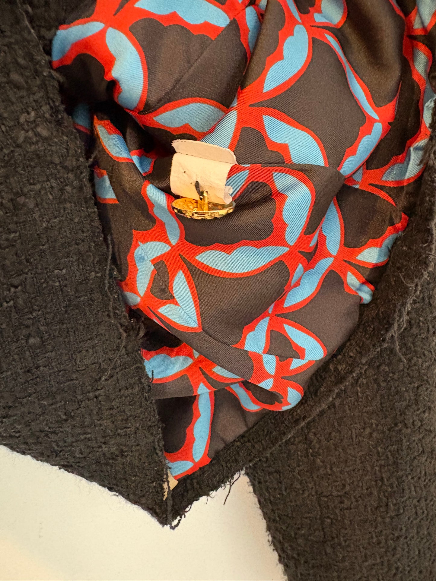 ZARA. Chaqueta negra tweed botones dorados