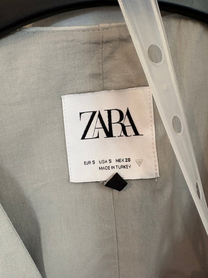 ZARA. Total look chaleco y pantalón azul claro