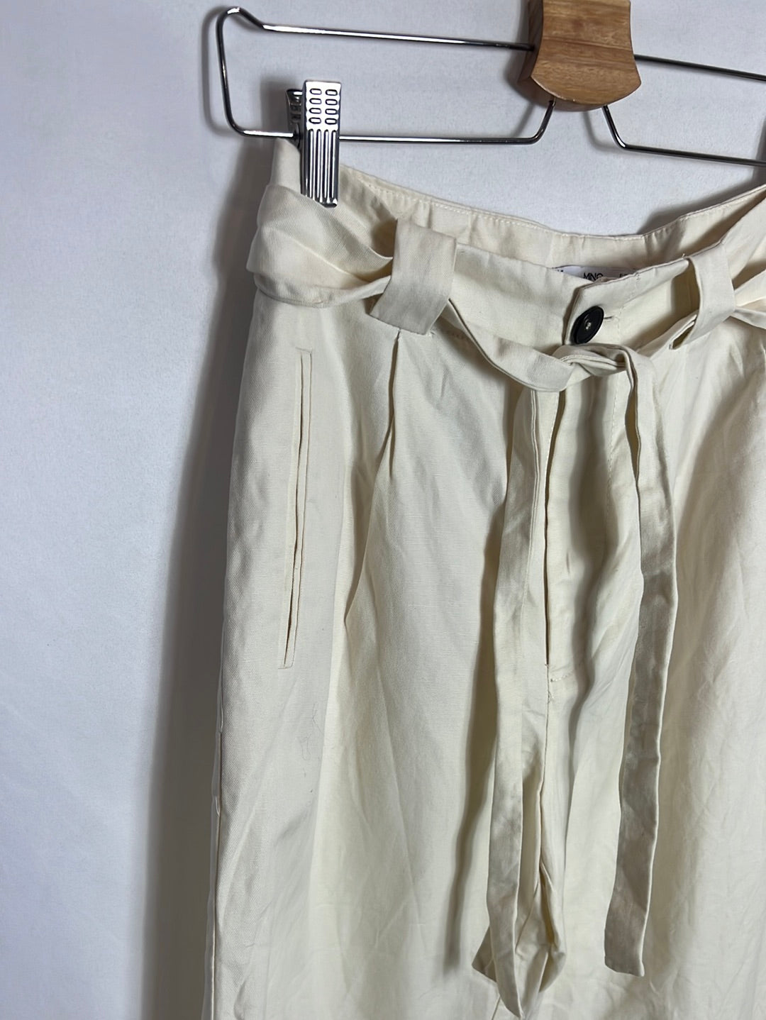 MANGO. Ecru pleated trousers. Size 36