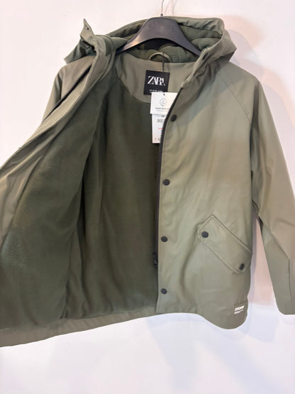 ZARA. Parka verde impermeable. T 9-10 años
