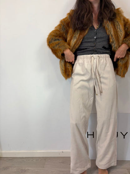 ZARA. Pantalón marrón oscuro textura