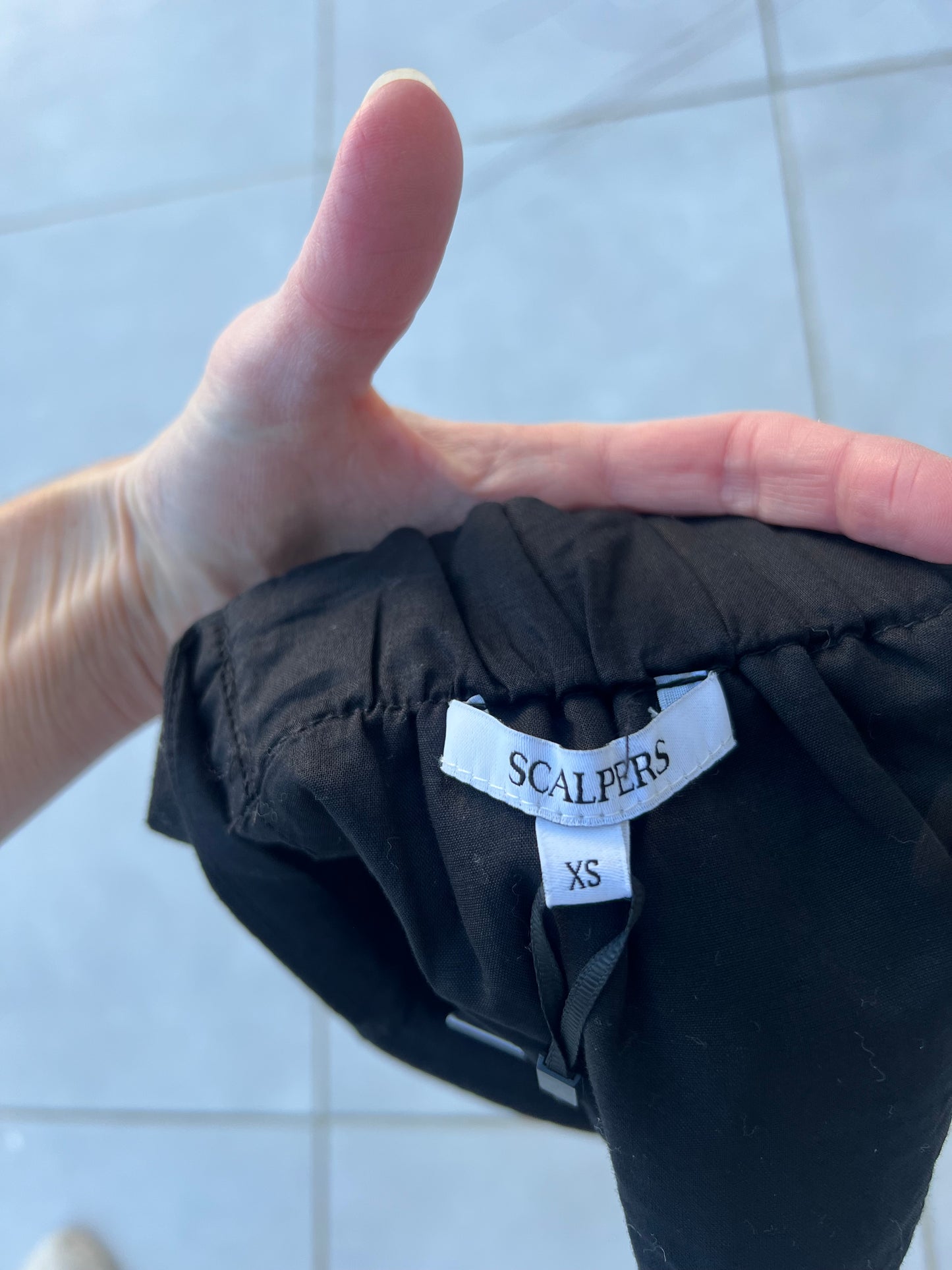 SCALPERS. Top negro lino y algodón