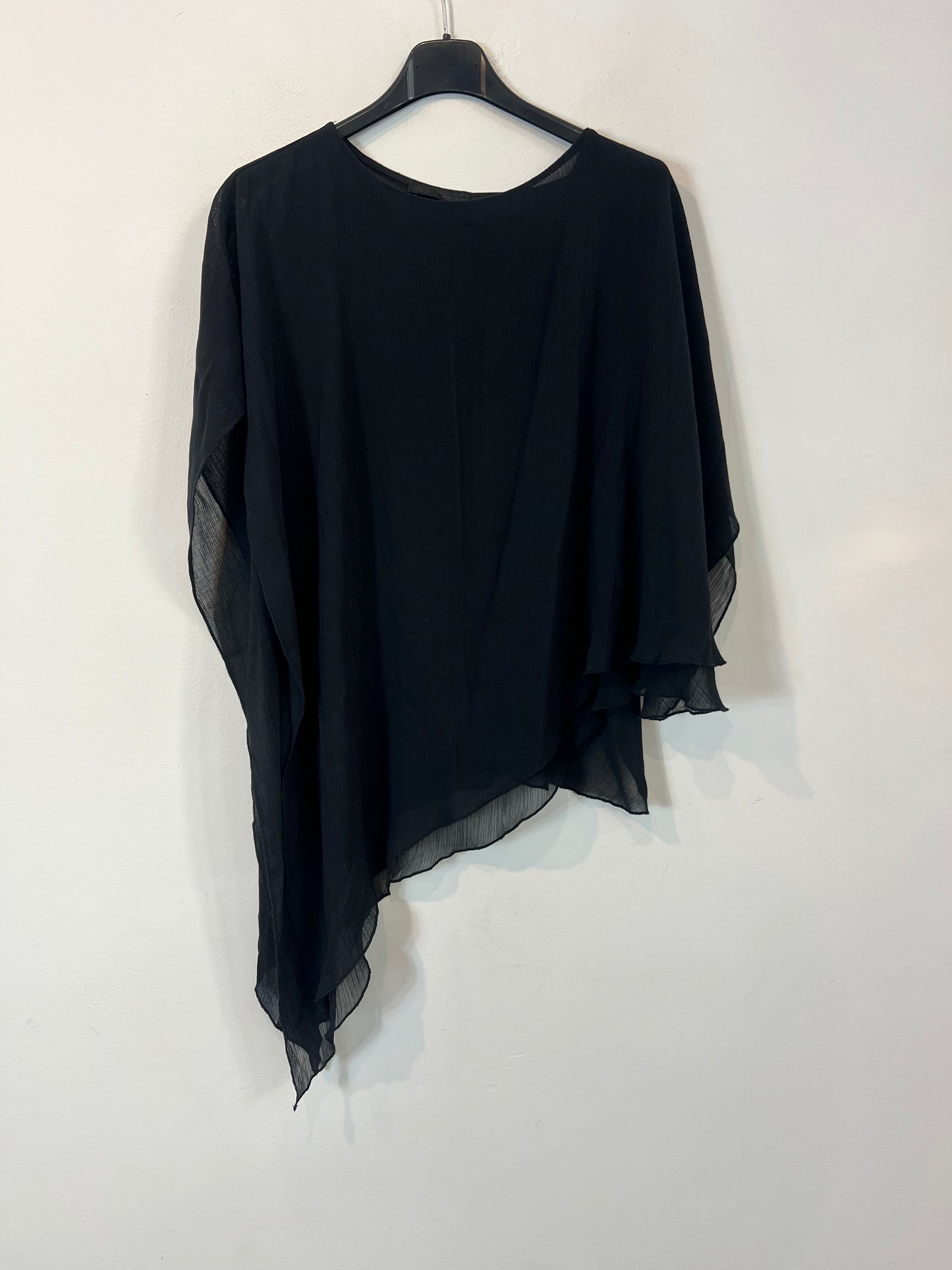 ZARA. Top negro estilo capa