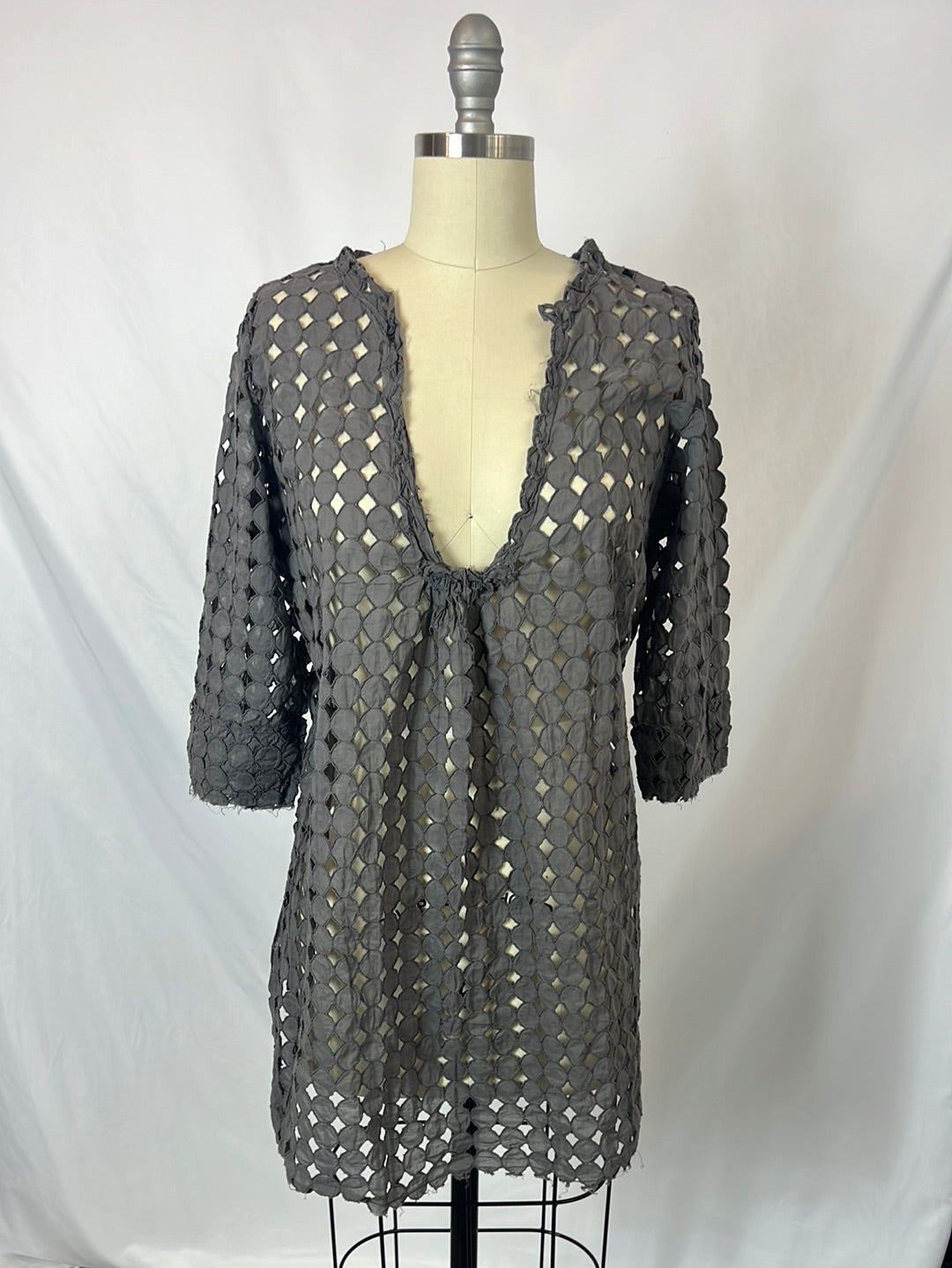 TCN. Short grey die-cut dress. Size M