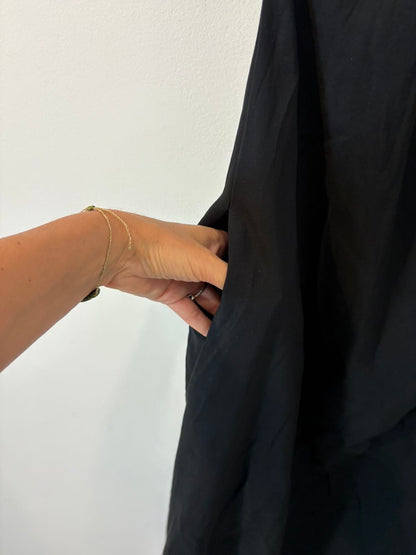 ZARA. Vestido largo negro vuelo