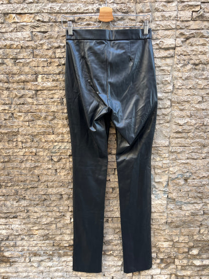 ZARA. Pantalón negro efecto piel recto. T M