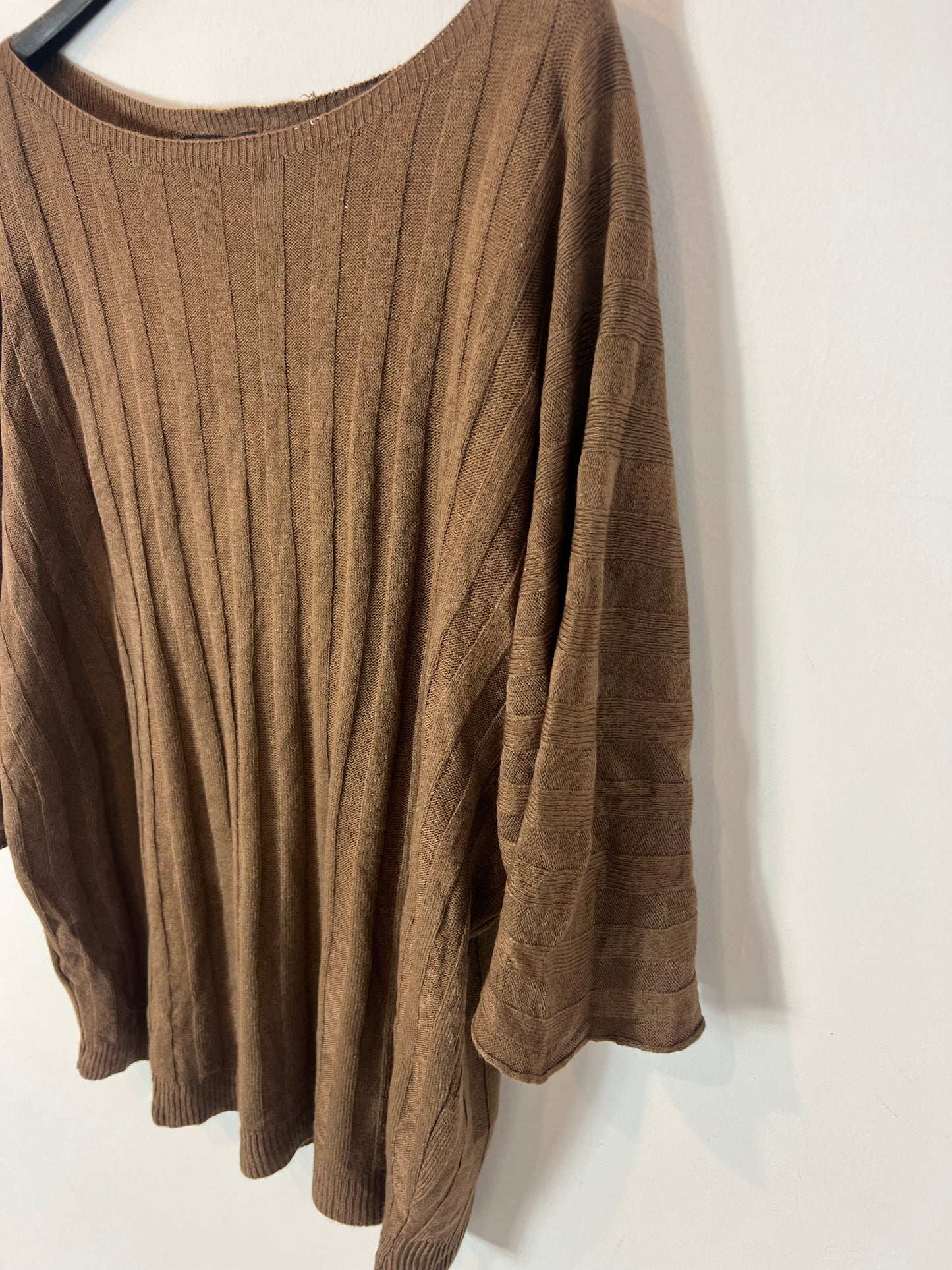 OTRAS. Top marrón canalé. T M/L