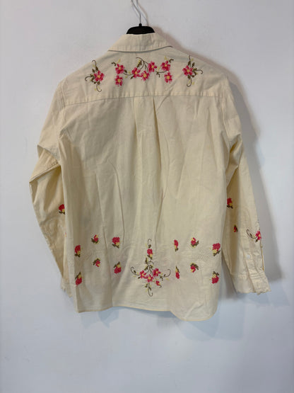 SÉZANE x ANDION. Camisa beige punto de cruz