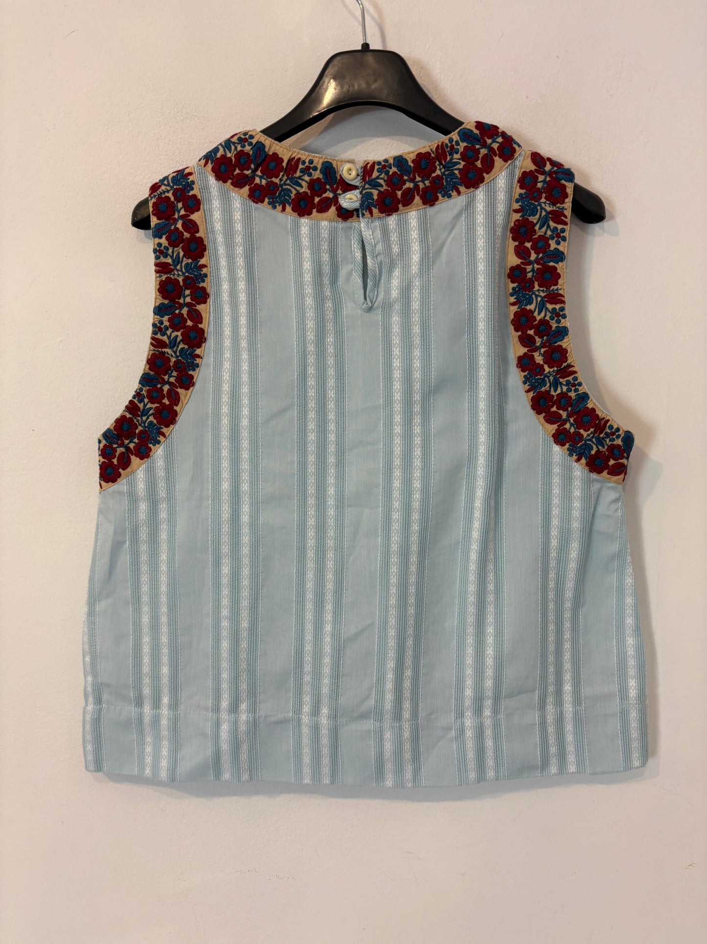 JOSEPHINE. Conjunto azul claro detalles bordados