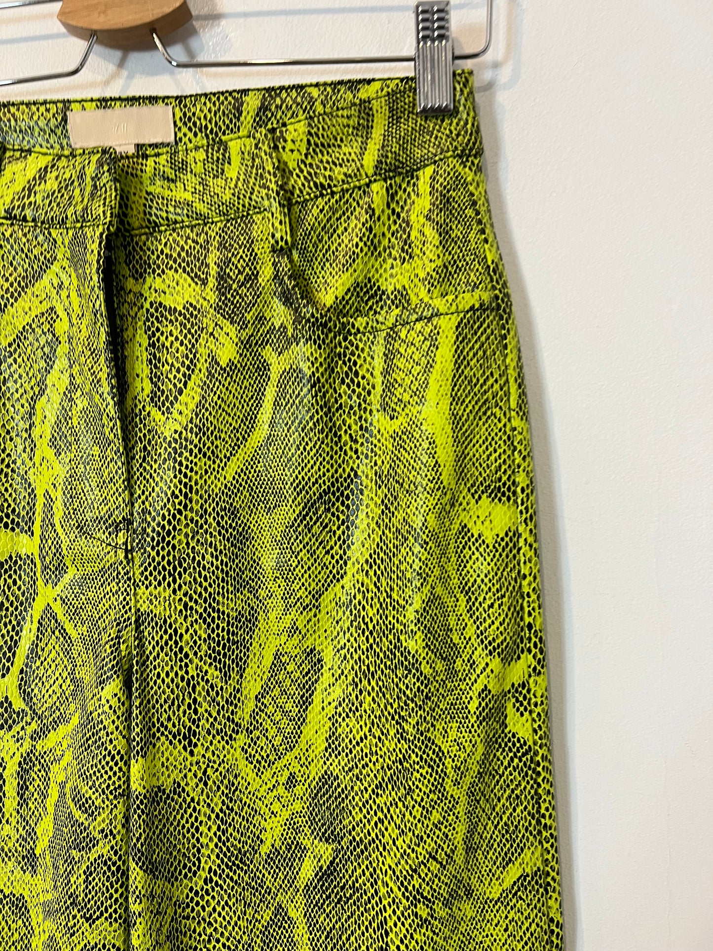 H&M. Pantalón snake print efecto piel