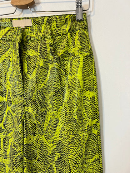 H&M. Pantalón snake print efecto piel