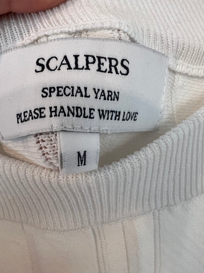 SCALPERS. Total look blanco con tachuelas T.m