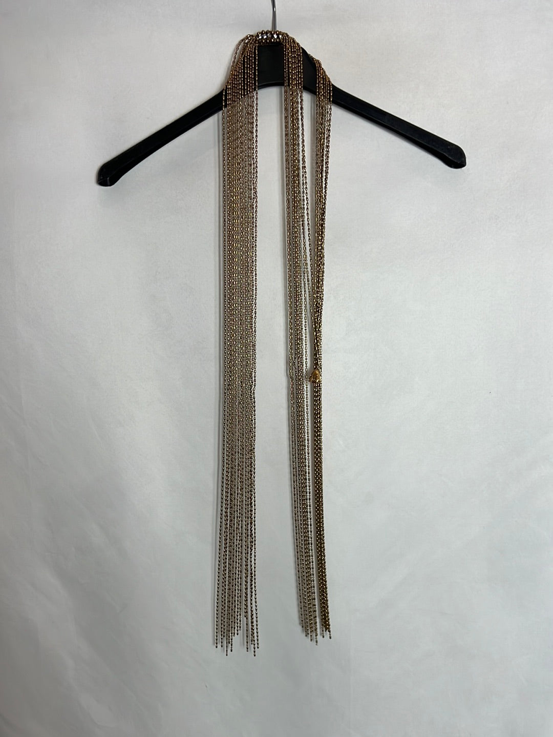 OTRAS. Collar abierto detalle cadenas