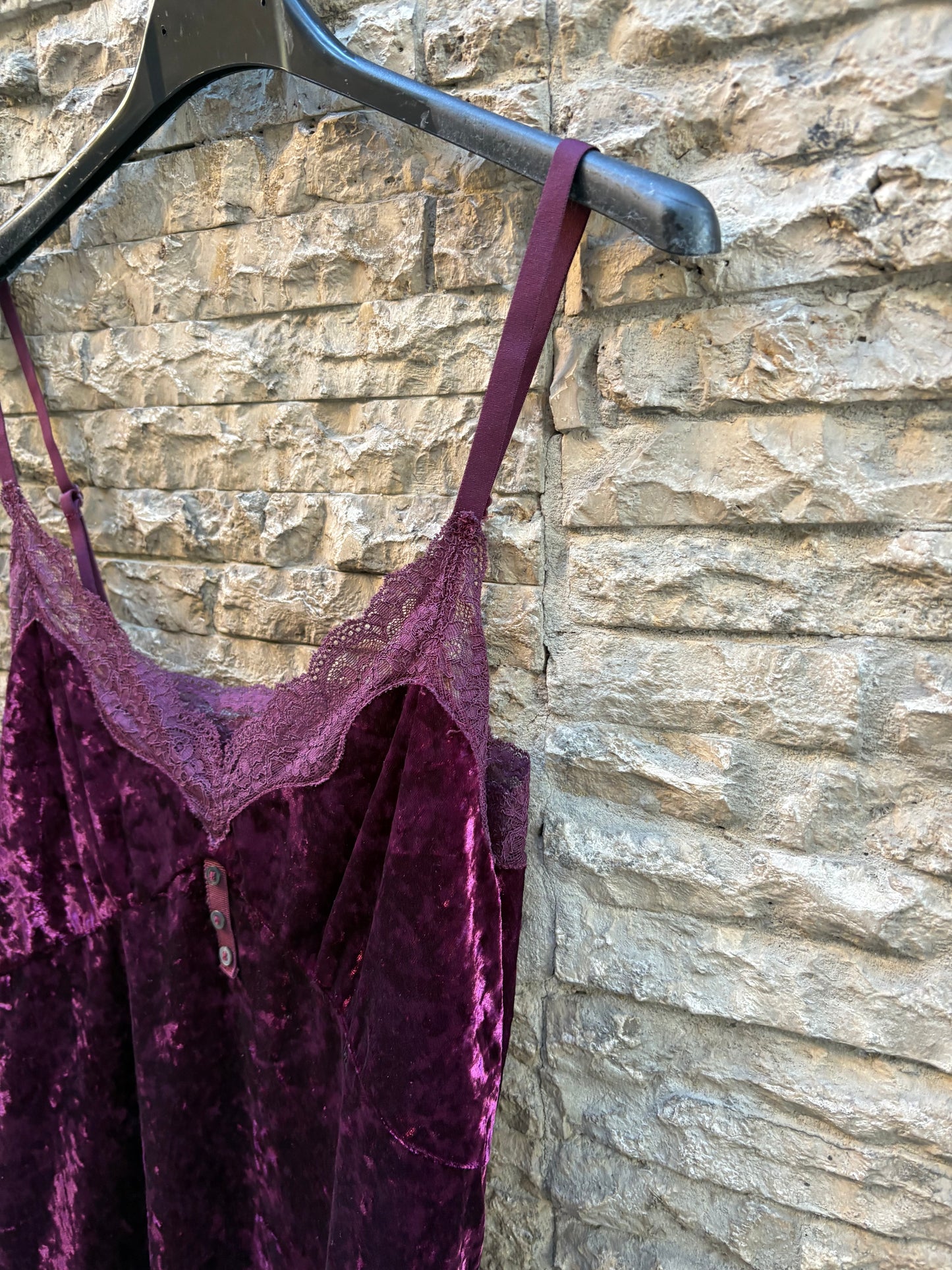 TCN. Top lencero terciopelo burdeos