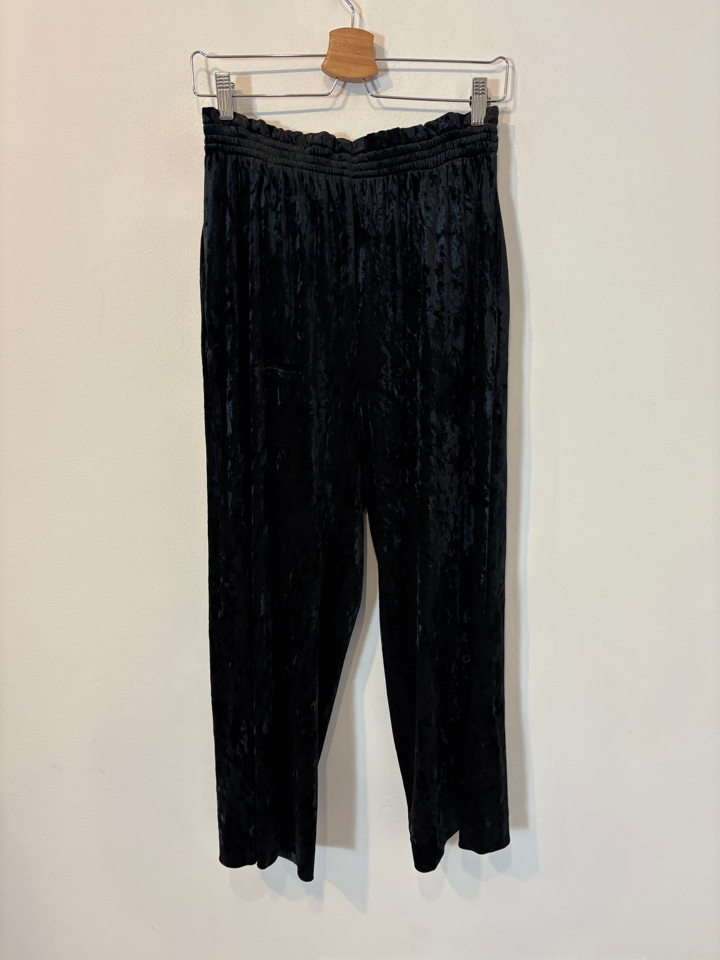 ZARA. Pantalón fluido terciopelo