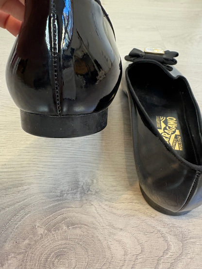 SALVATORE FERRAGAMO. Mocasines charol lazo