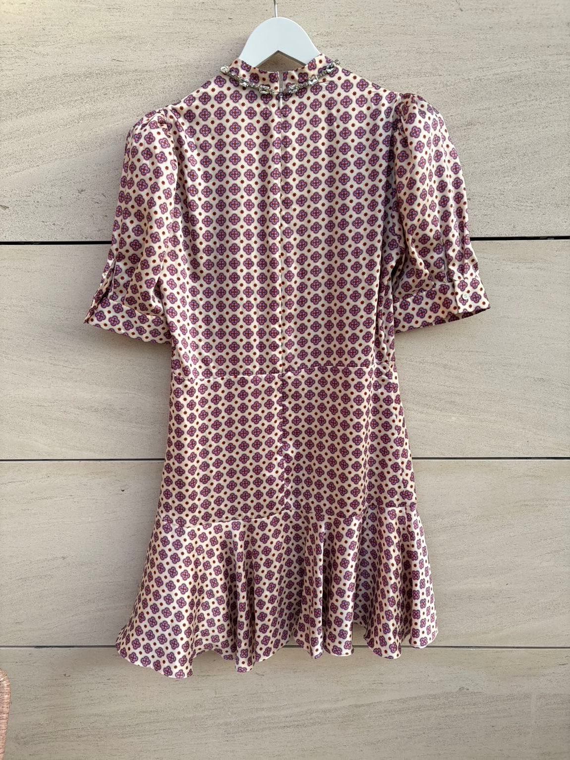 SANDRO. Vestido corto estampado detalle cuello