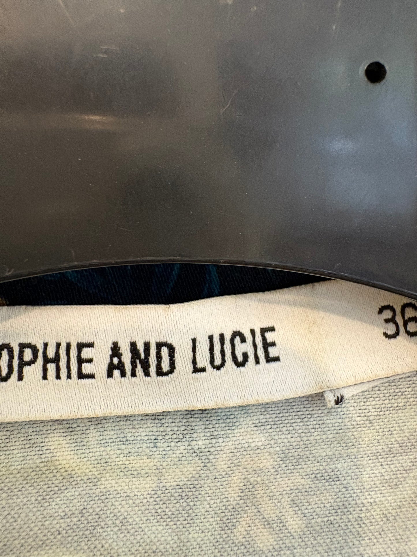 SOPHIE AND LUCIE. Mono largo flores