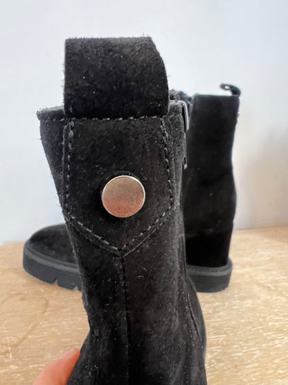 ALPE. Botas negras piel cuña. T.38