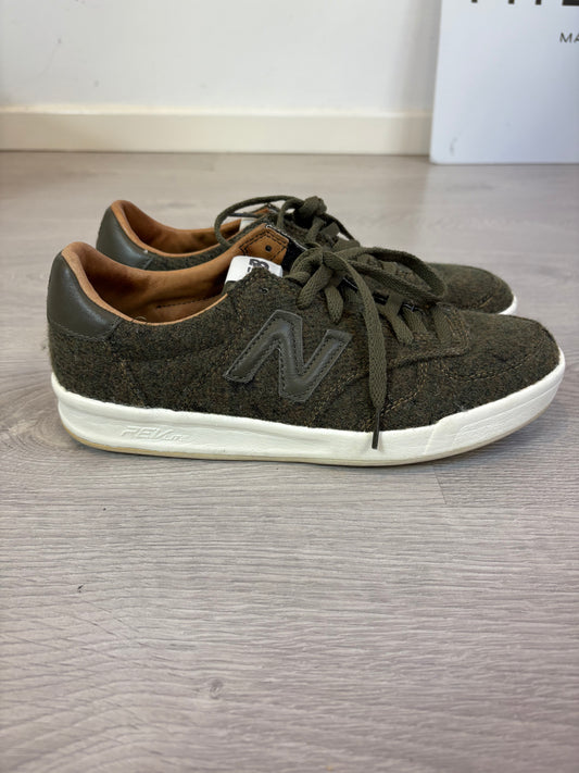 NEW BALANCE. Zapatillas verdes textura