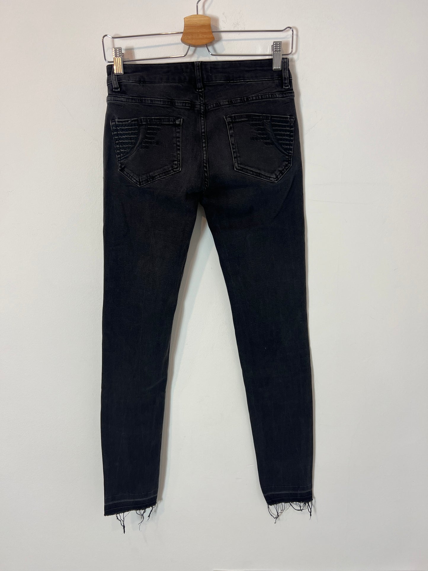 MAJE. Denim pitillo negro. T 38