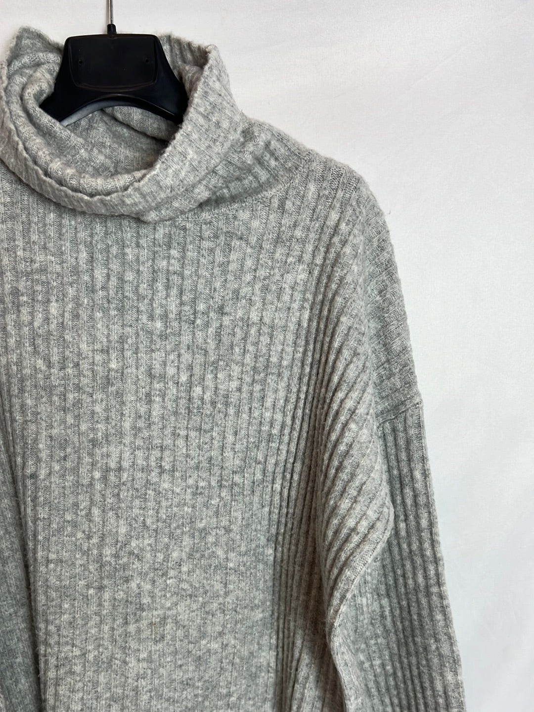 H&M. Jersey gris canalé asimétrico. T S