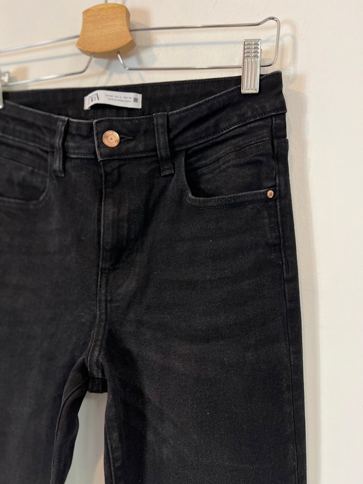 ZARA. Pantalón negro campana T.38