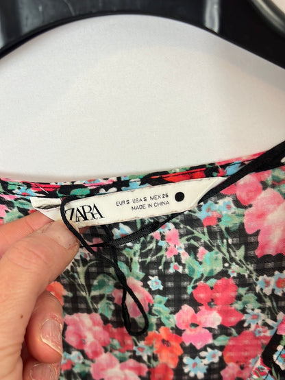 ZARA. Vestido negro flores T.s
